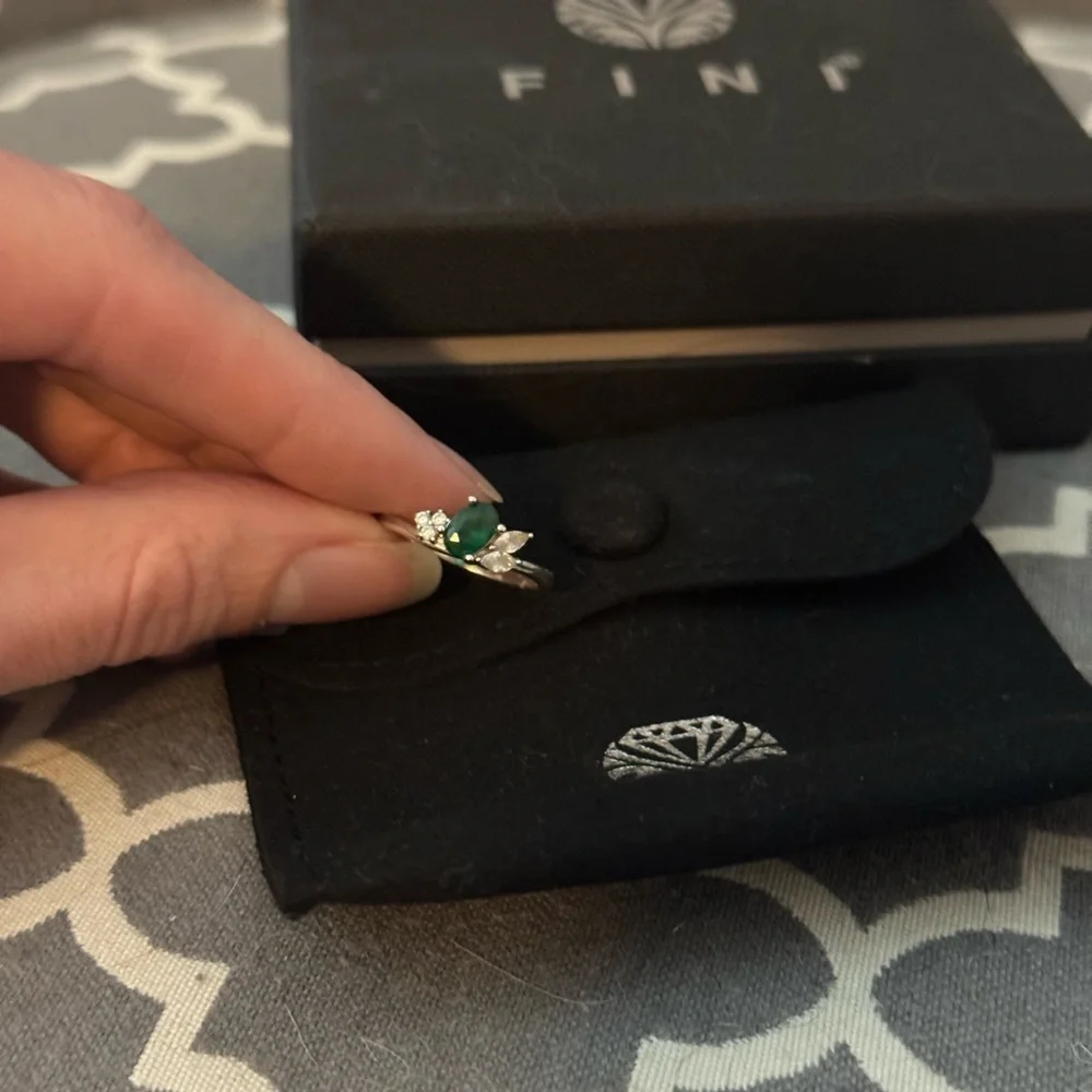 Elegant Sterling Silver Ring with Emerald Gemstone and Swarovski Crystal